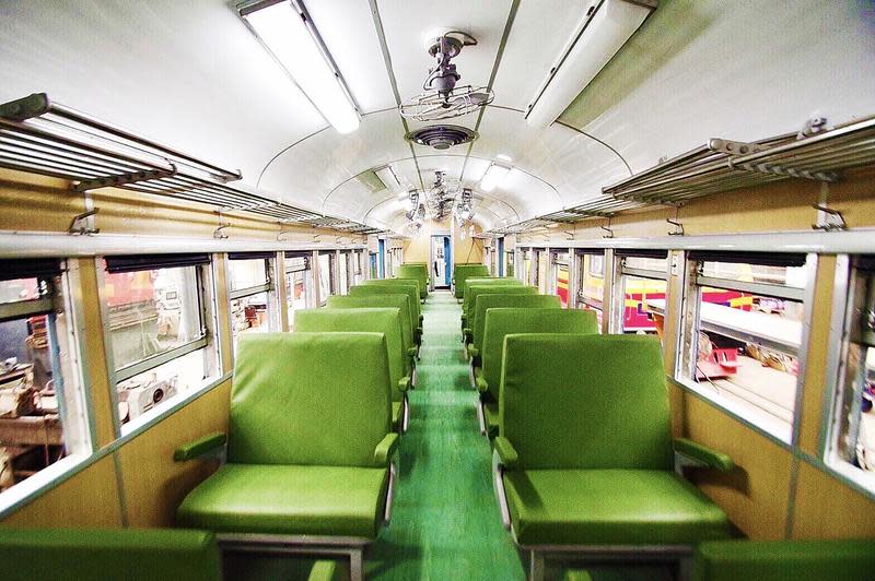Đoàn tàu không có điều hòa nhiệt độ, chỉ sử dụng quạt điện và cửa sổ kiểu truyền thống, ngoài ra phần ghế ngồi đều được bọc da màu xanh lá cây. (Nguồn ảnh: LION TRAVEL)