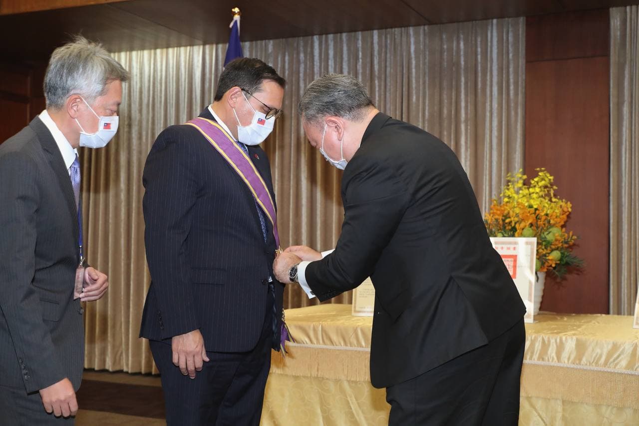 The Taiwan government presented the Medal to Honduras Minister of Foreign Affairs. (Photo / Provided by the Ministry of Foreign Affairs)