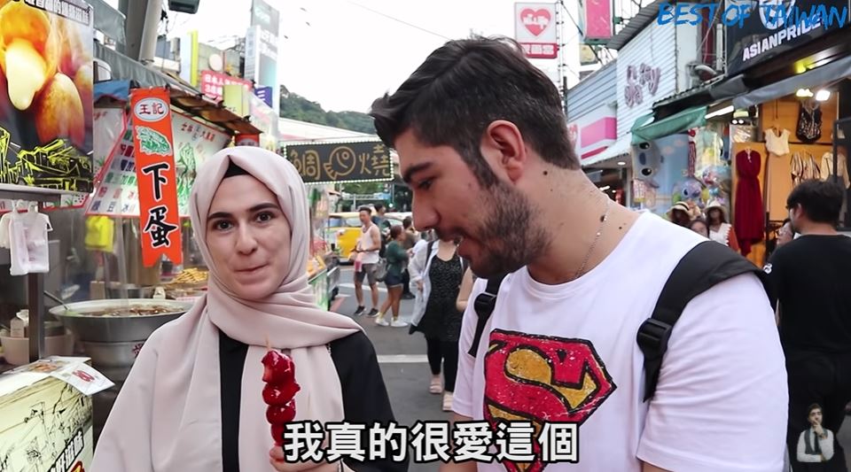YouTuber người Thổ Nhĩ Kỳ Tolga Erdoğan cùng em gái cùng thưởng thức món kẹo hồ lô. (Nguồn ảnh: kênh YouTube “Best Of Taiwan - 圖佳”)