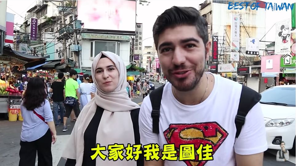 YouTuber người Thổ Nhĩ Kỳ Tolga Erdoğan cùng em gái tham quan chợ đêm Sĩ Lâm. (Nguồn ảnh: kênh YouTube “Best Of Taiwan - 圖佳”)