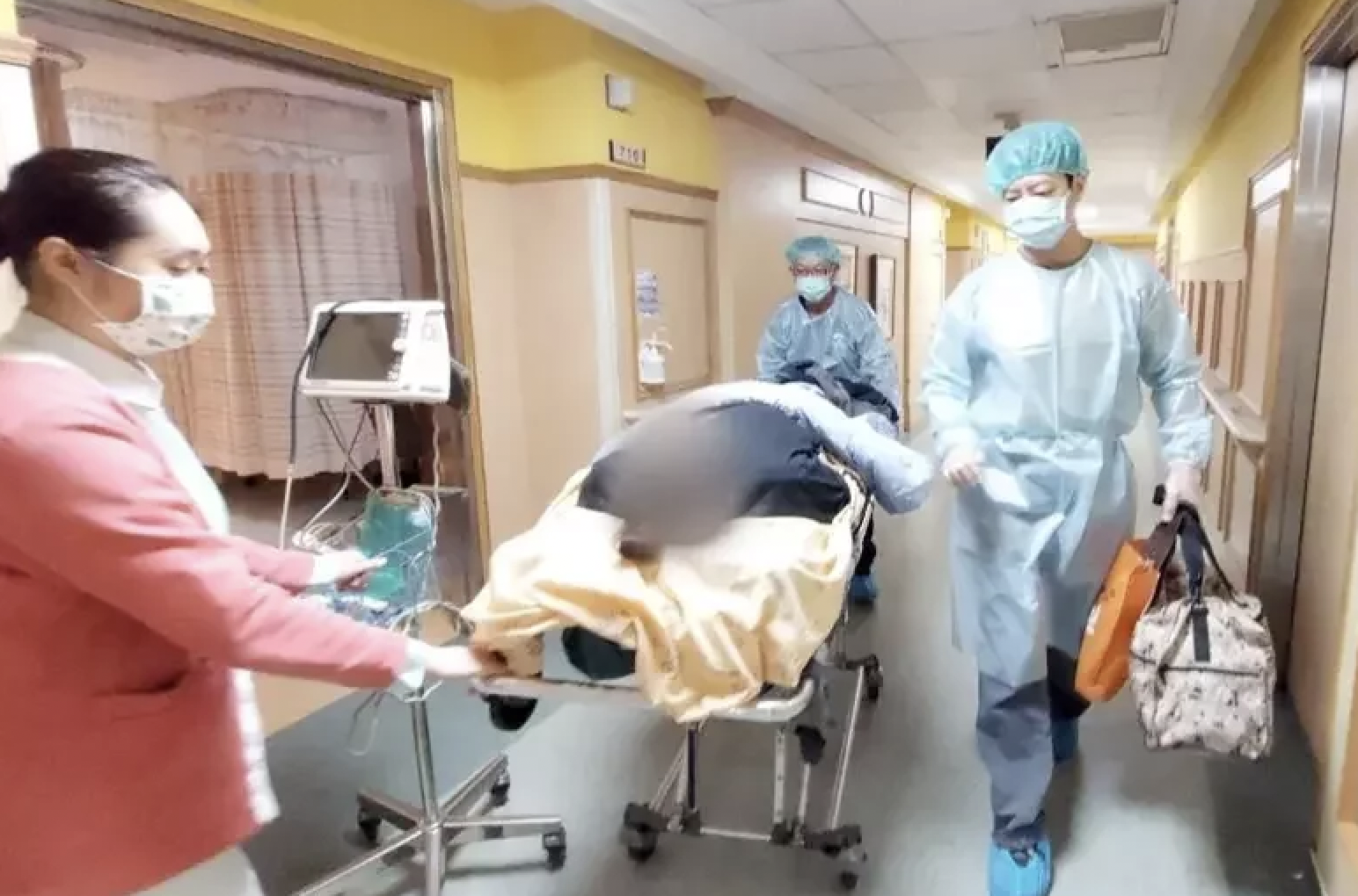 A 43-year-old Thai migrant worker in Taoyuan was recently hospitalized after suffering a stroke health authorities & NGOs came together to help her return home and reunite with her family. (Photo / Provided by the TEN-CHEN MEDICAL GROUP)