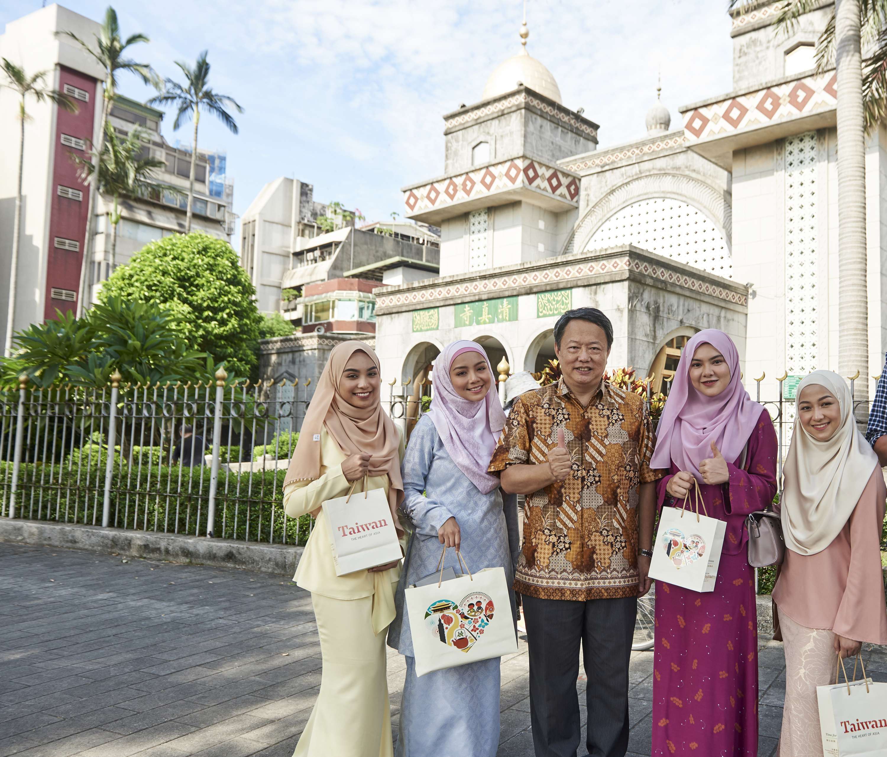 交通部於2018年邀請大馬穆斯林女星蜜拉菲爾莎（Mira Filzah）擔任馬來西亞及汶萊地區臺灣觀光代言人。（圖／交通部提供）