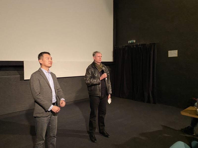 Director of the Cultural Division, Chen Pin-chuan (left) and organizer Chris Berry (right). (Photo / Provided by the Ministry of Culture)