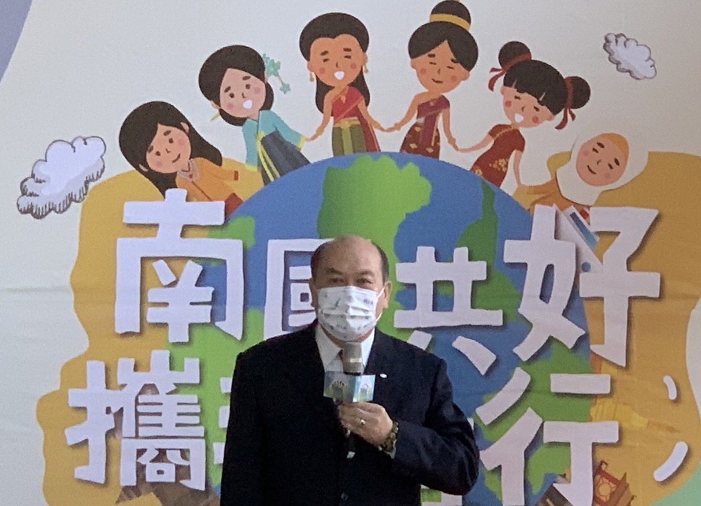 Lin Xingchun (林興春), Wakil Direktur Departemen Imigrasi, menyampaikan pidato di konferensi pers Festival Imigrasi. (Sumber: Departemen Imigrasi)