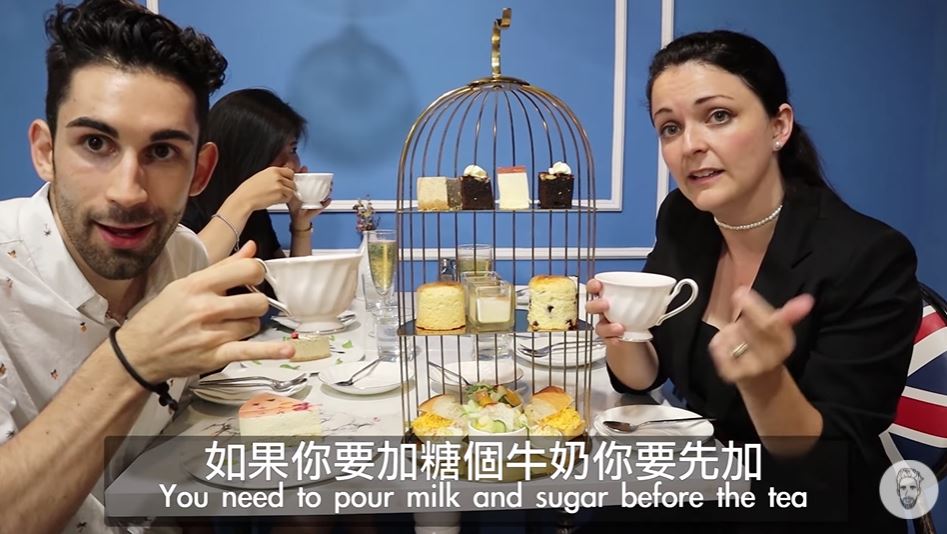 Ku và một người bạn đến từ Anh là Amy – chủ nhà hàng “英國奶奶 手做料理 Britshake” tại Đài Bắc cùng thưởng thức tiệc trà chiều theo phong cách truyền thống của Anh. (Nguồn ảnh: kênh YouTube "Ku's dream酷的夢")