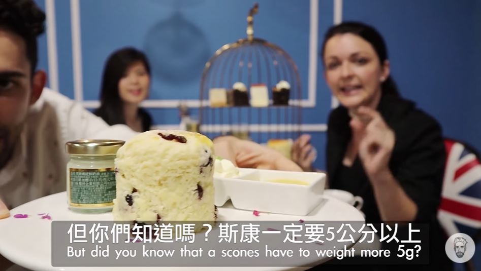 Amy giới thiệu, ở Anh, những chiếc bánh Scone thường có chiều cao là hơn 5 cm. (Nguồn ảnh: kênh YouTube "Ku's dream酷的夢")