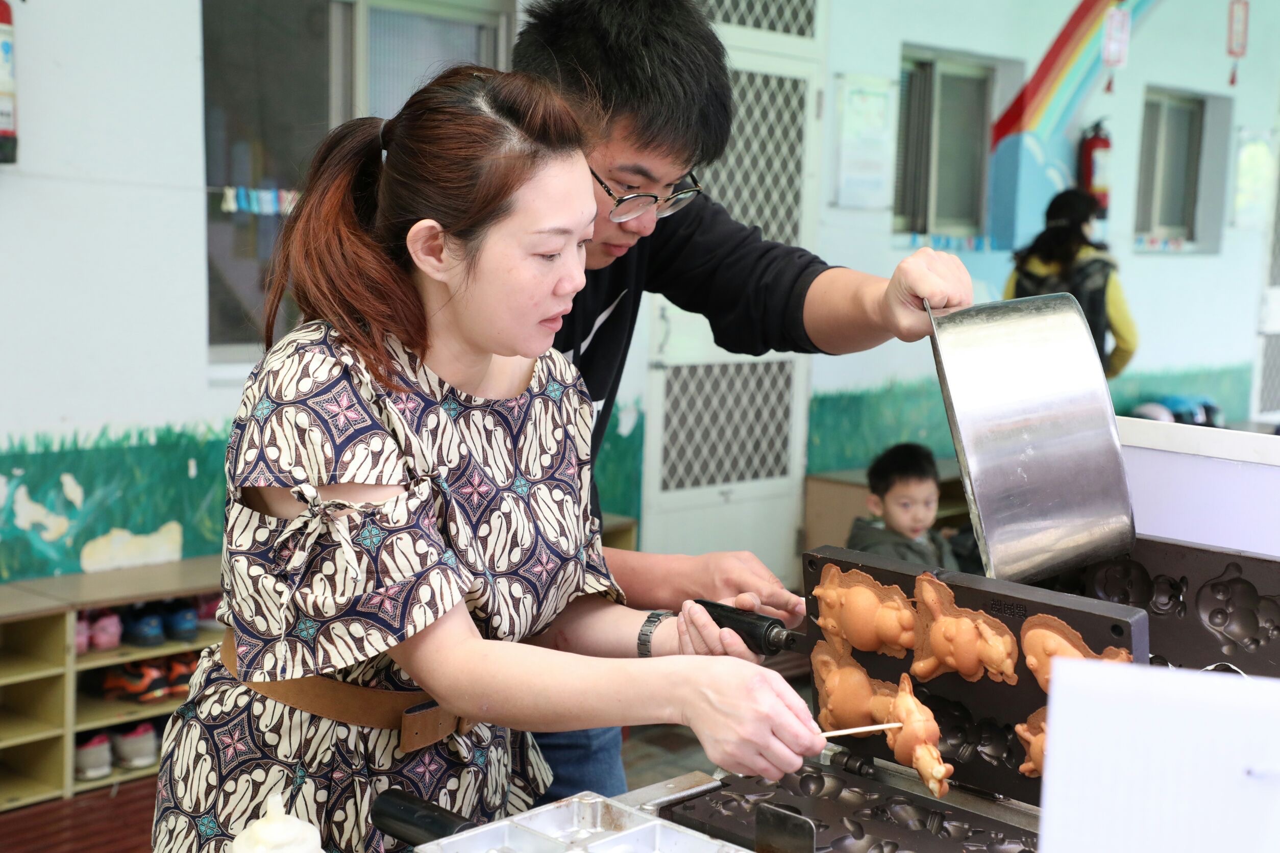 鄭安娜女士獲得新住民及其子女築夢獎金，購置烤箱販賣雞蛋糕。（圖／宜蘭縣服務站提供）