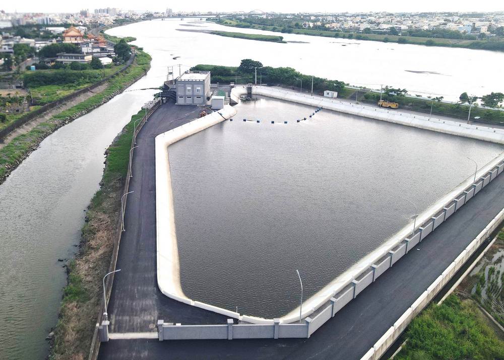 Kolam depan Stasiun Pompa Gangdong. Sumber: Pemerintah Kabupaten Pingtung