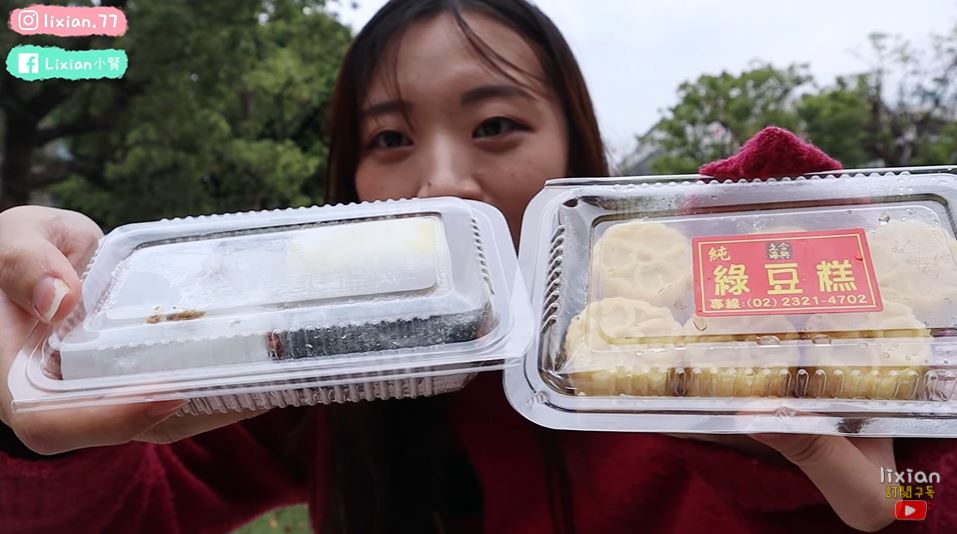 小賢lixian買了傳統的中式糕點品嚐。（圖／小賢 리시엔 lixian授權提供）