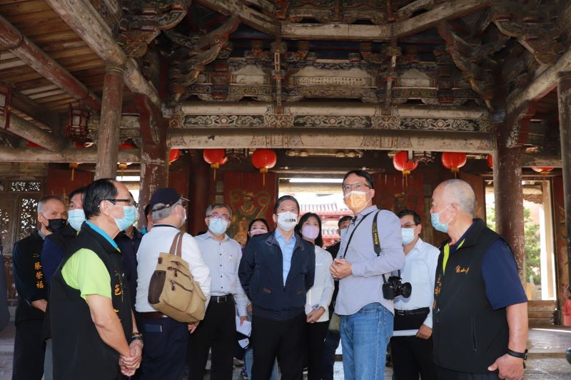 文化部長李永得（中）實地瞭解國定古蹟鹿港龍山寺修復情況及歷程。（圖／文化部提供）