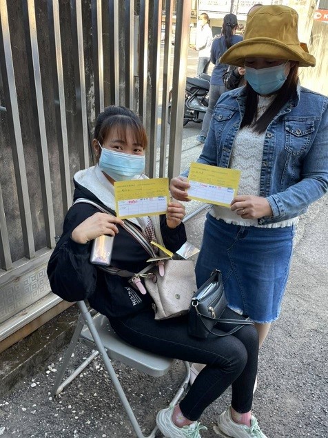 After vaccination, migrant workers happily took a photo with their Vaccination Records. (Photo / Provided by the Changhua Brigade)