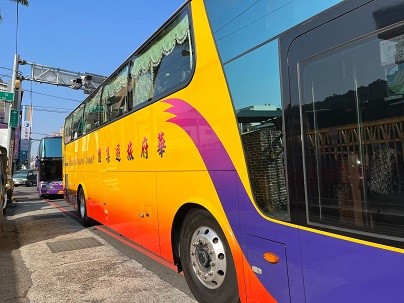 New Immigrants’ Associations took the initiative to book two tour buses that carry about 60 undocumented migrant workers & overstayers to get vaccinated. (Photo / Provided by the Changhua Brigade)