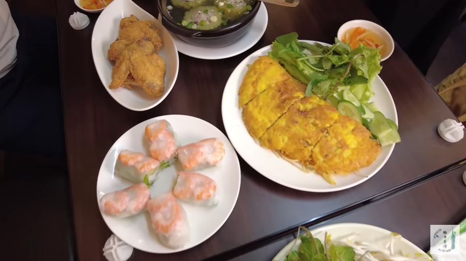 Ngoài phở ra thì các MC còn thưởng thức thêm các món ăn đặc trưng của Việt Nam như bánh xèo, gỏi cuốn, nem rán (chả giò), cánh gà chiên, canh mướp đắng. (Nguồn ảnh: UnseenTaiwan 魅力臺灣)