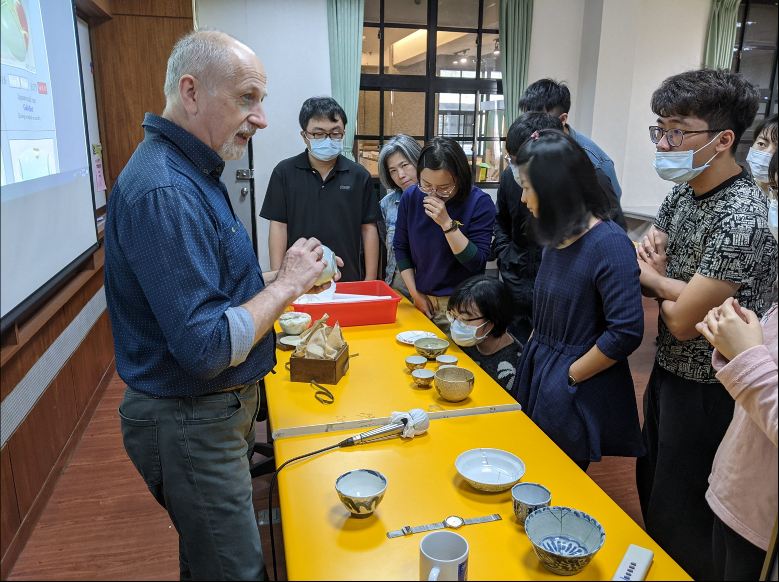 Professor Turner-Walker teaches the preservation and maintenance of ceramics and cultural relics. (Photo / Provided by NIA)