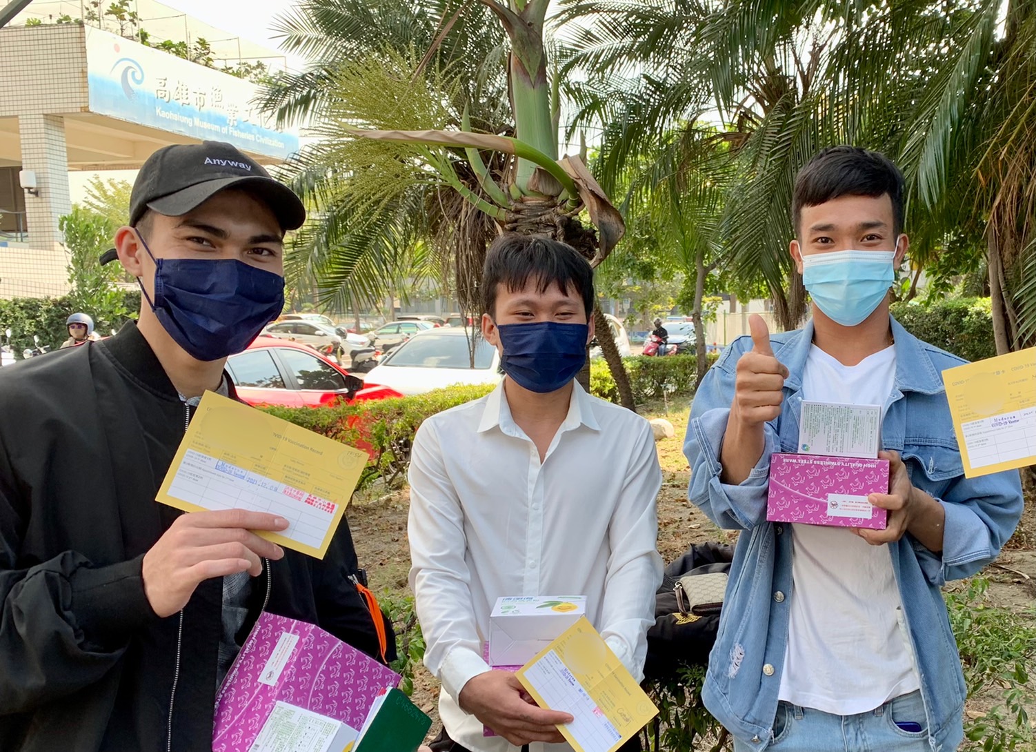 移工們至「國際友善接種站」施打莫德納疫苗，紛紛比讚表示臺灣的防疫工作嚴謹又貼心。（圖／高雄市專勤隊提供）