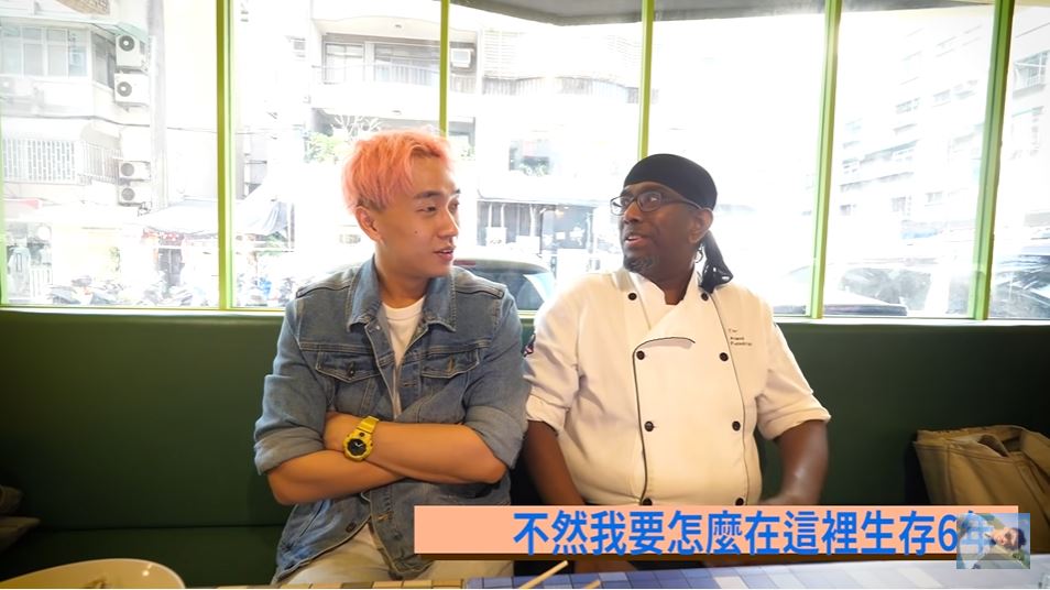 Youtuber Ccwhy Yao (trái) và đầu bếp Anand (phải) chia sẻ những trải nghiệm khi sinh sống tại Đài Loan. (Nguồn ảnh: kênh YouTube “西西歪 Ccwhyao”)
