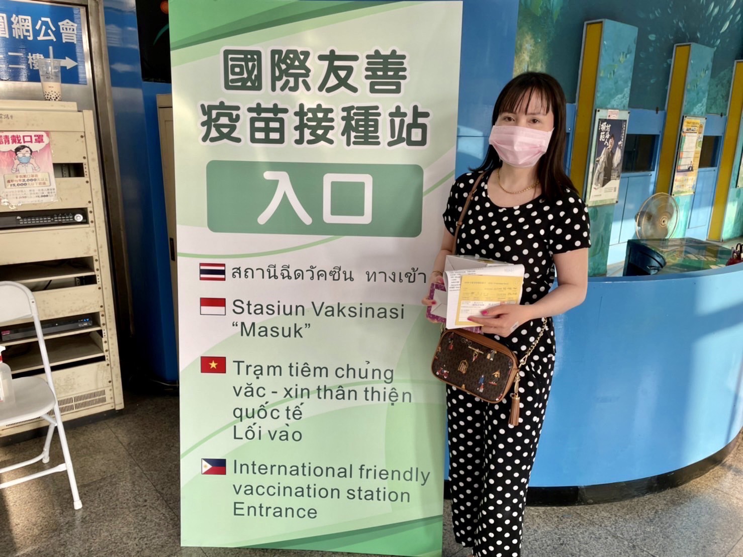 Sally (pseudonym) from Indonesia contact NGO & Kaohsiung City Brigade and successfully got vaccinated at international vaccination station. (Photo / Provided by the Kaohsiung City Brigade)