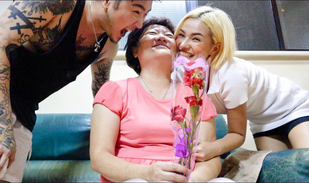 June is showered with kindness and love from her caring parent-in-law and husband. (Photo / Provided by the @ Junejustin TV - สะใภ้ไต้หวัน泰難伺候)