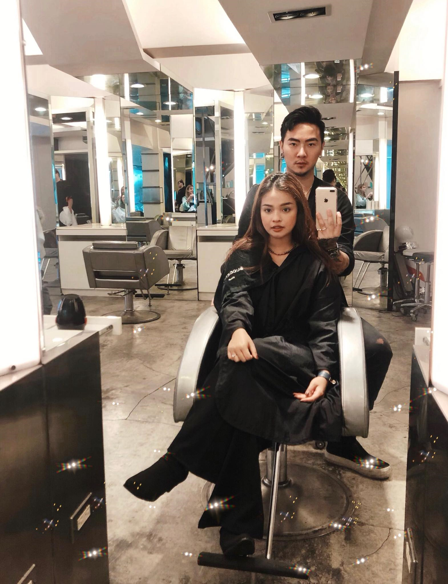 June also often goes to her husband’s salon and provides some help. She also shares authentic Thai food made by herself with personnel. (Photo / Provided by the @ Junejustin TV - สะใภ้ไต้หวัน泰難伺候)