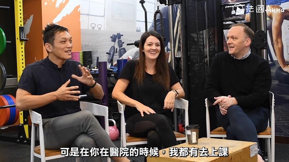 Anna invited her Taiwanese husband (left) and Dimitri Bruyas (right) - the editor-in-chief of The China Post who is from Belgium, to talk about cultural differences. (Photo / Authorized & Provided by 法國Anna)
