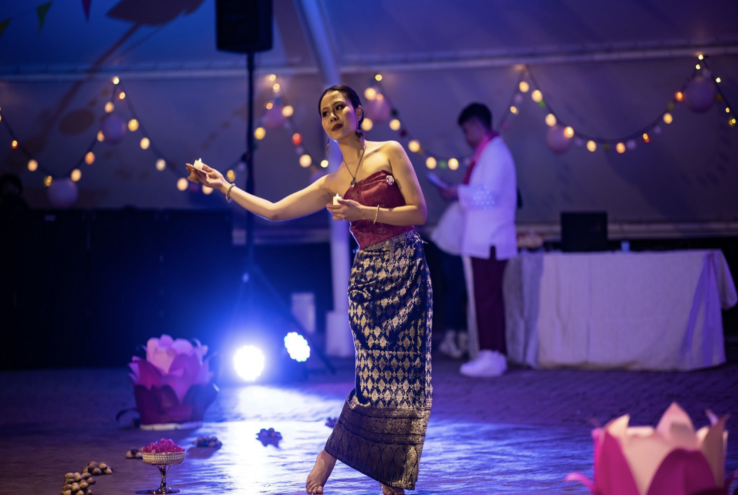 史維娜表演了泰北的傳統舞蹈「蠟燭舞」。（圖／明道大學提供）