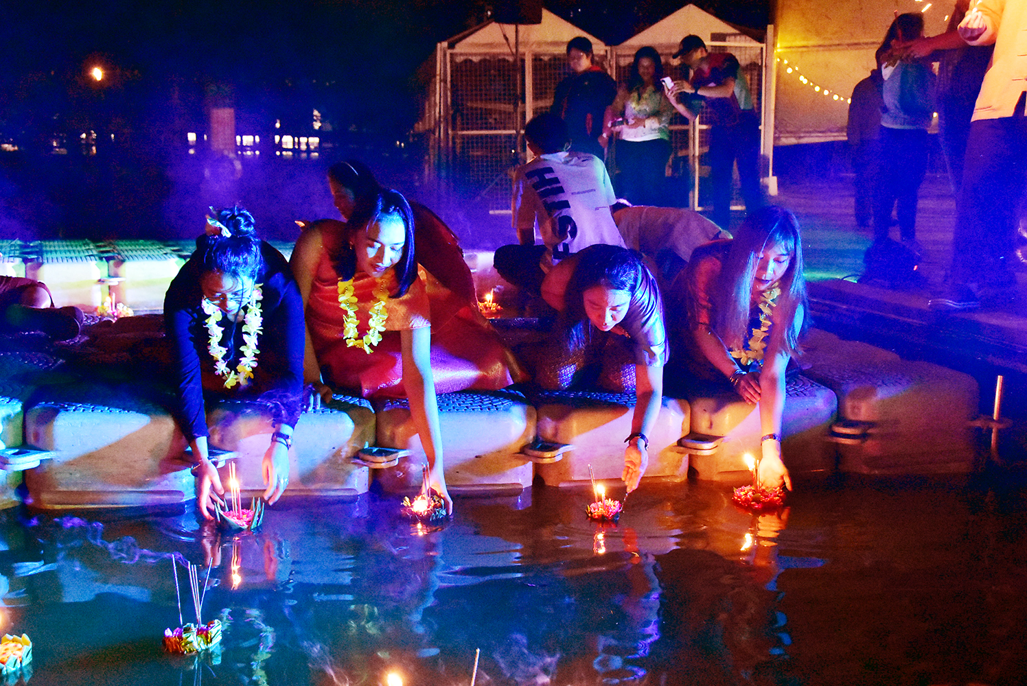 學生們將香蕉葉疊成蓮花型的小船，插上鮮花、點著香燭放在水上漂流。（圖／東華大學提供）