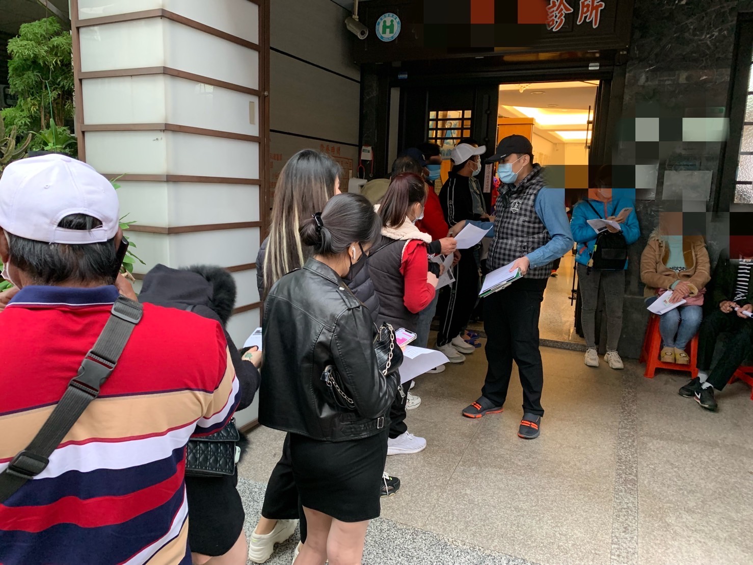 NIA Taoyuan County Service Center helps foreign nationals, including undocumented migrant workers and overstayers to receive free vaccination. (Photo / Provided by the Taoyuan County Service Center)