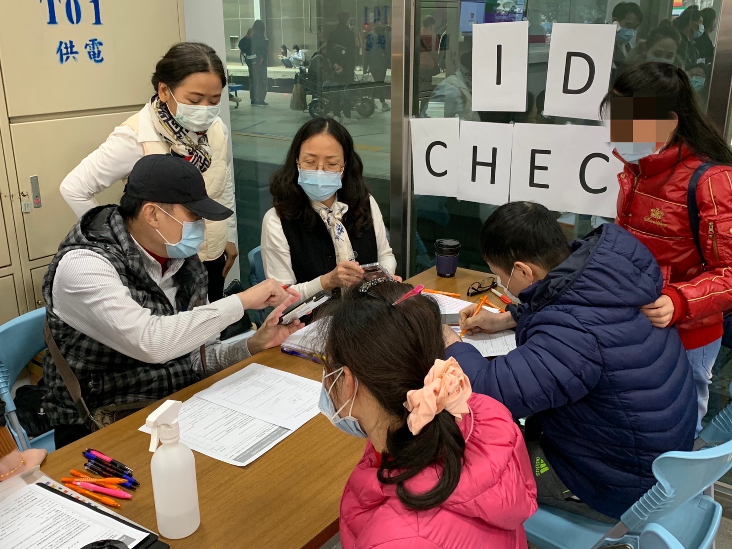 NIA Taoyuan County Service Center & Taoyuan Brigade assist foreign nationals in checking their identities & vaccination procedures. (Photo / Provided by the Taoyuan County Service Center)