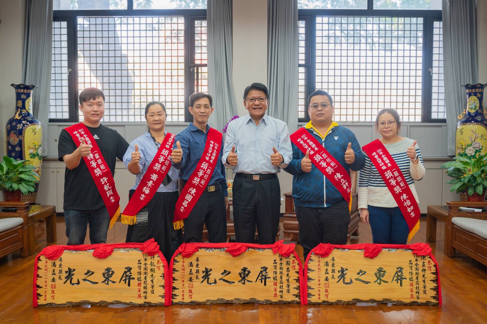 Huyện trưởng Phan Mạnh An (thứ 3 bên trái) trao tằng hoành phi cho 5 thợ nuôi ong mật giành giải cao trong cuộc đánh giá chất lượng mật ong hoa nhãn và hoa vải năm 2021 toàn Đài Loan. (Nguồn ảnh: Chính quyền huyện Bình Đông)