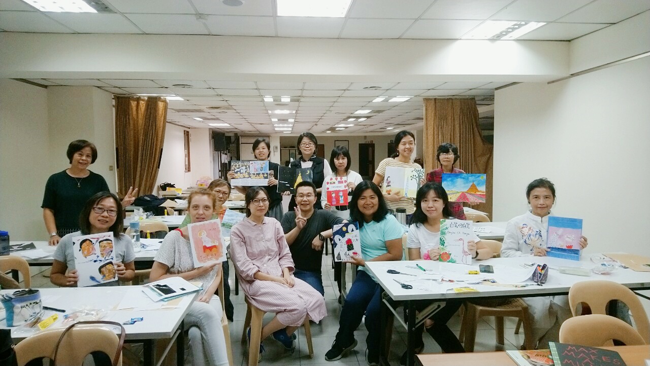 Yan Yong Zhen (2nd from right) joined an empowerment program “Speak Heart through Paintings – Picture book creation with linguistic pluralism”. (Photo / Provided by顏永真)