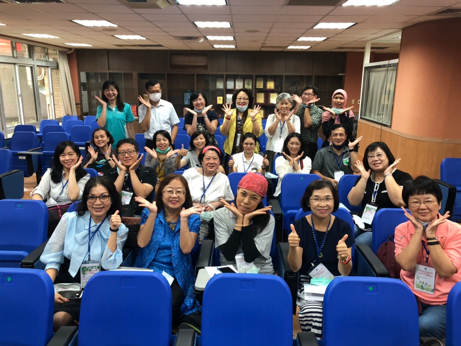 Yan Yong Zhen (second row, first from left) participates in the New Immigrant Language instructor training in 2020. (Photo / Provided by顏永真)
