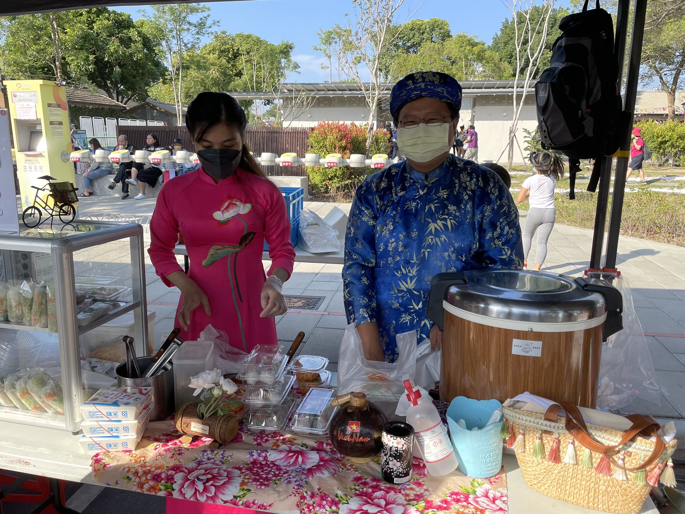 故鄉河粉的陳氏桂夫婦於國際移民節當天身著越南傳統服飾，賣越南小吃。