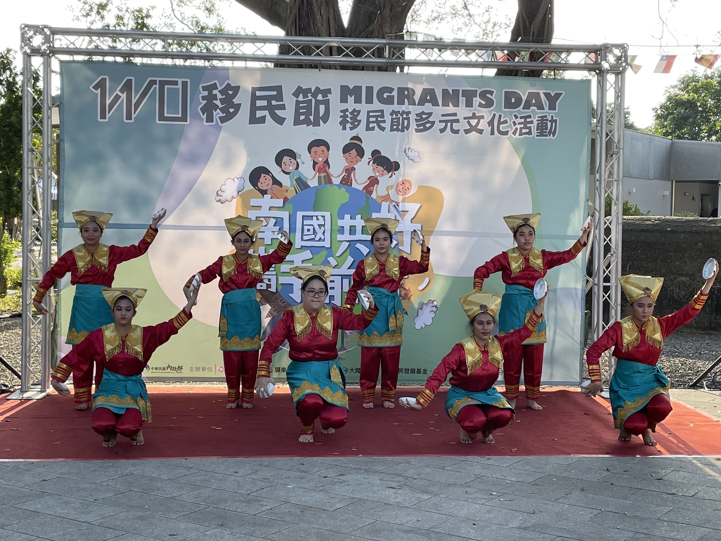 文藻外語大學印尼文化研究社的同學穿著傳統服飾，表演印尼盤子舞