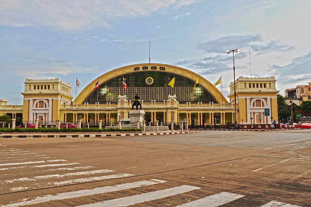 สถานีรถไฟกรุงเทพ (หัวลำโพง) ภาพจาก／วิกิพีเดีย ถ่ายโดย Supanut Arunoprayote