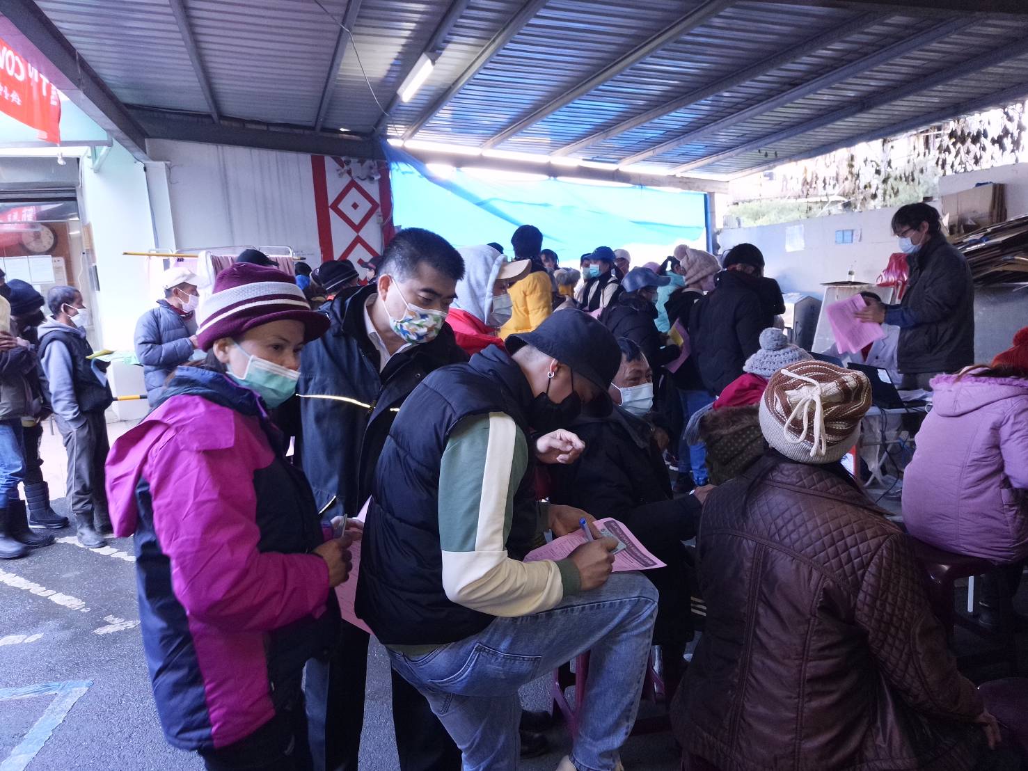 Banyak orang berkerumun pada hari vaksinasi. Sumber: Stasiun Layanan Kedua Kota Taichung