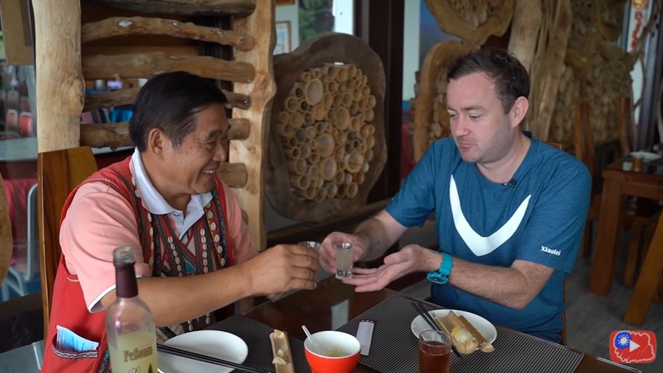 YouTuber 艾倫Allan(右)到訪阿里山鄒族文化部落，嘗試喝小米酒。（圖／lifeintaiwan - 英國叔叔授權提供）