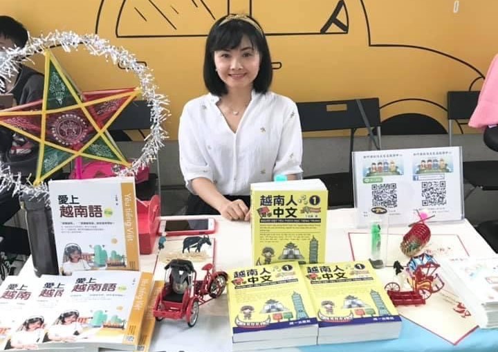 Cô Đinh Thị Dung, một di dân mới người Việt theo đuổi ước mơ giáo viên, xuất bản sách dạy và học ngoại ngữ tại Đài Loan. (Nguồn ảnh: Nhân vật cung cấp)