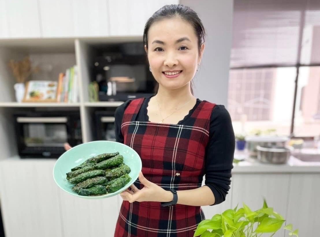 Cô Đinh Thị Dung cũng đã chủ động tham gia hoạt động dạy nấu ăn của Trung tâm Dịch vụ Gia đình di dân mới ở thành phố Tân Trúc. (Nguồn ảnh: Nhân vật cung cấp)