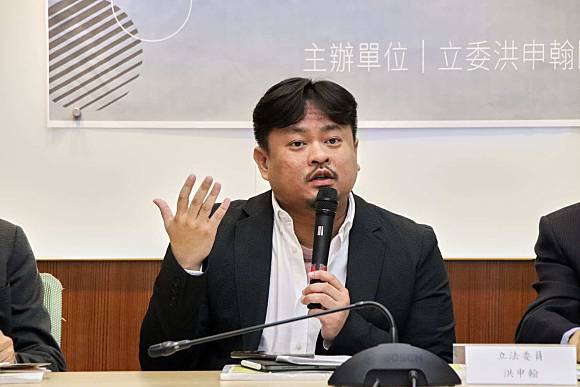 Nghị sĩ Đảng Dân tiến Hồng Thân Hàn nói lên tiếng nói bảo vệ quyền lời của người lao động di trú. (Nguồn ảnh: Văn phòng Nghị sĩ Đảng Dân tiến Hồng Thân Hàn) 