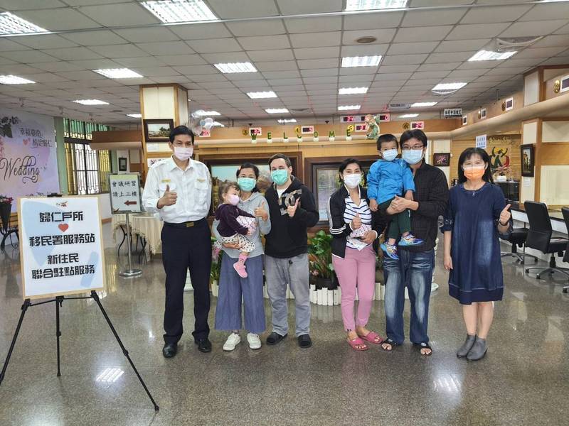 台南歸仁戶政所偕移民署人員協助新住民。 圖／台南歸仁戶政所提供