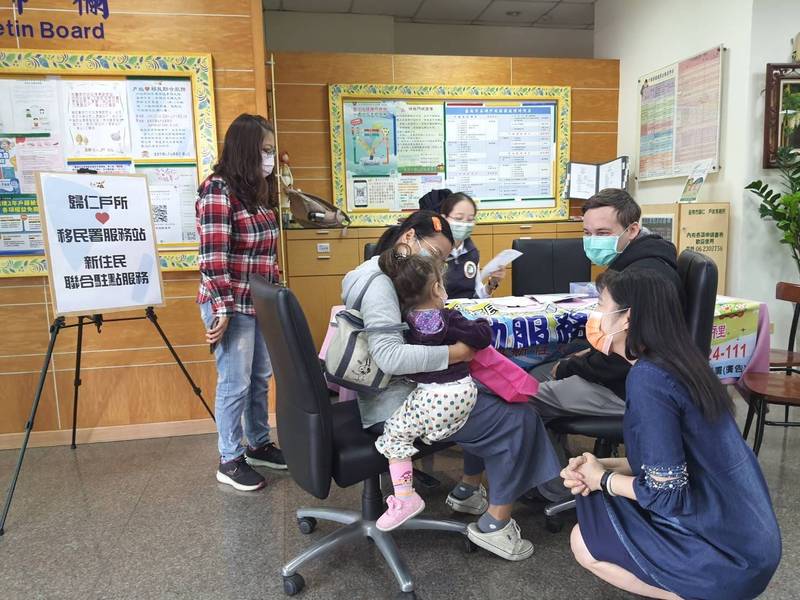 首度推出駐點服務，擴大服務新住民家庭。 圖／台南歸仁戶政所提供