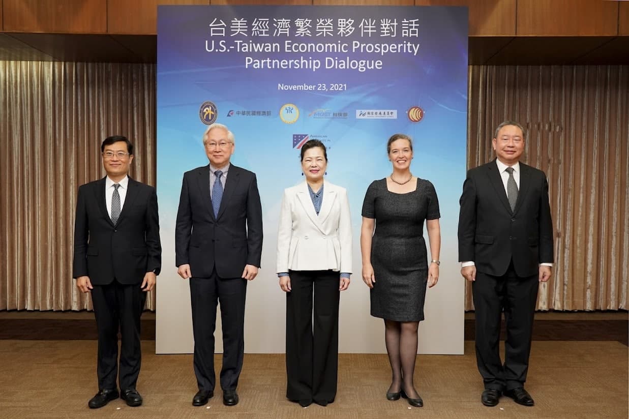 (from right) MOFA Vice Minister Alexander Tah-ray Yui, AIT Director Sandra Oudkirk, MOEA Minister Wang Mei-hua, MOST Minister Wu Tsung-tsong and MOEA Deputy Minister Chen Chern-chyi are all smiles during the second Taiwan-U.S. Economic Prosperity Partnership Dialogue Nov. 23 in Taipei City. (Photo / Provided by the MOFA) 