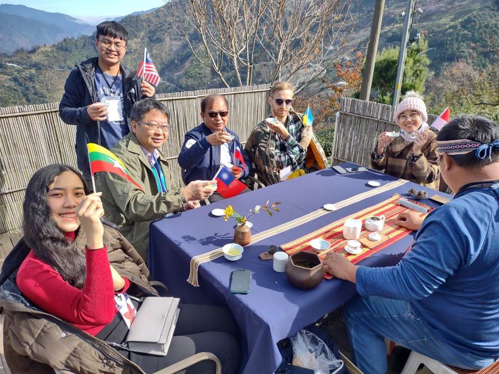 Tourism Bureau & tourism organization invites foreign students to enjoy the culture trip. (Photo / Provided by Tri-Mountain National Scenic Area)