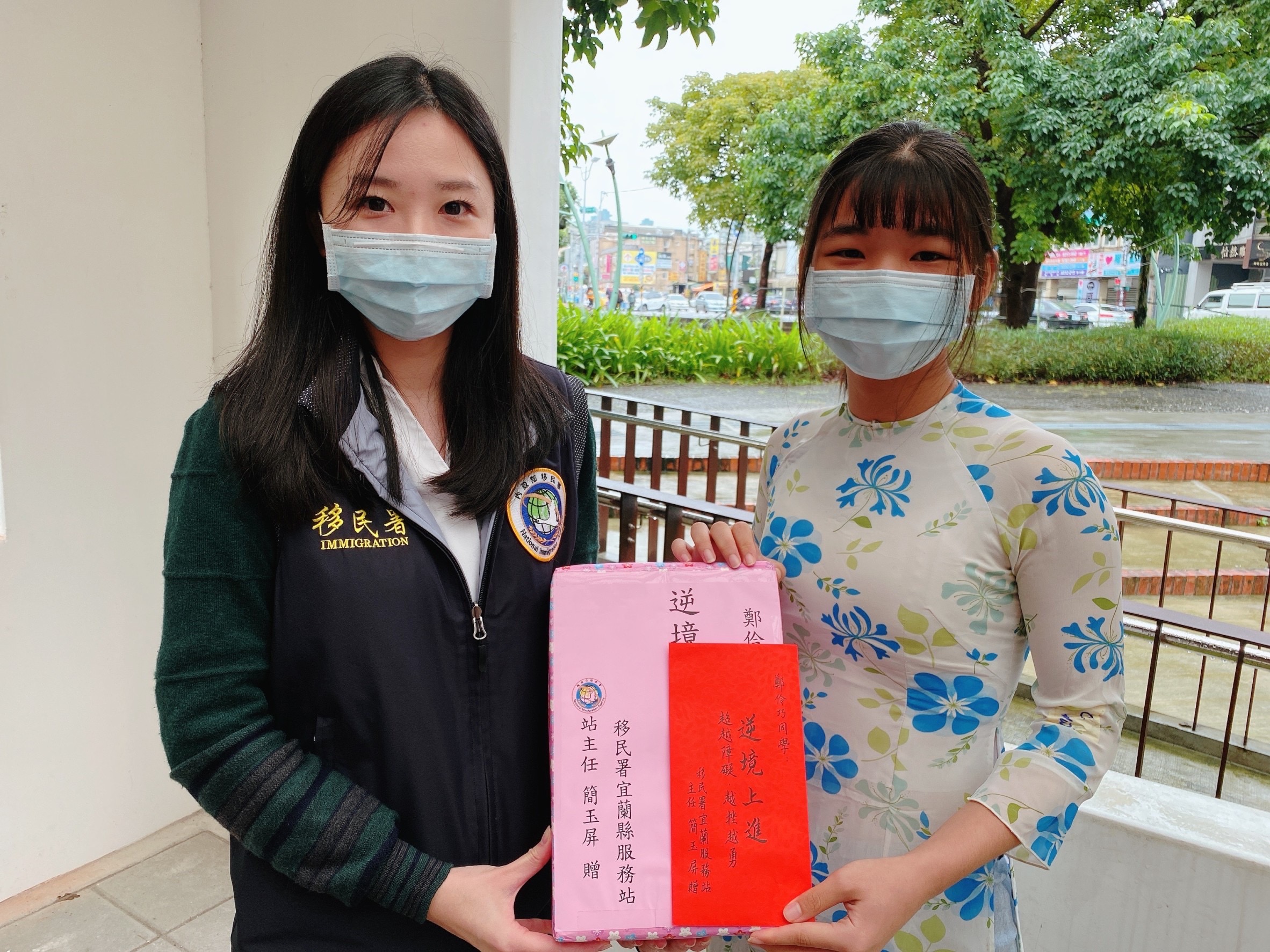 NIA (Yilan County Service Center) presented gifts to Cheng Ling-chiao.   (Photo / Provided by the Yilan County Service Center)