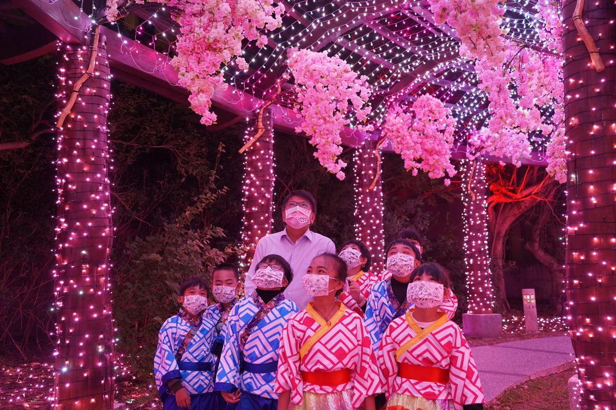 The Sichongxi Hot Spring Season uses white and cherry pink as the main colors for decorations. (Photo / Provided by the Pingtung County Government)