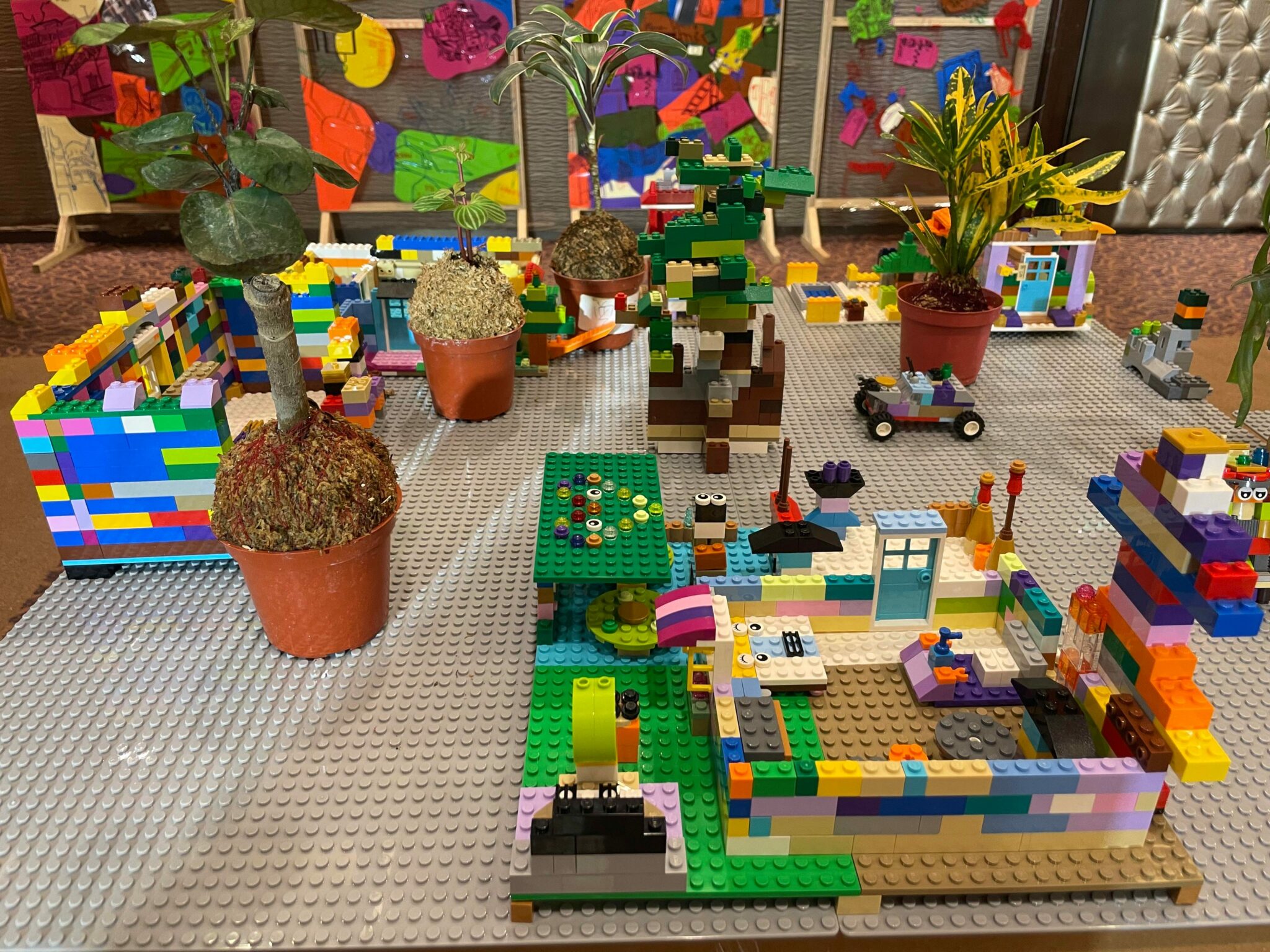 Generasi kedua yang baru menggunakan Lego untuk membuat model toko komunitas. Sumber: Eden Foundation (伊甸基金會)