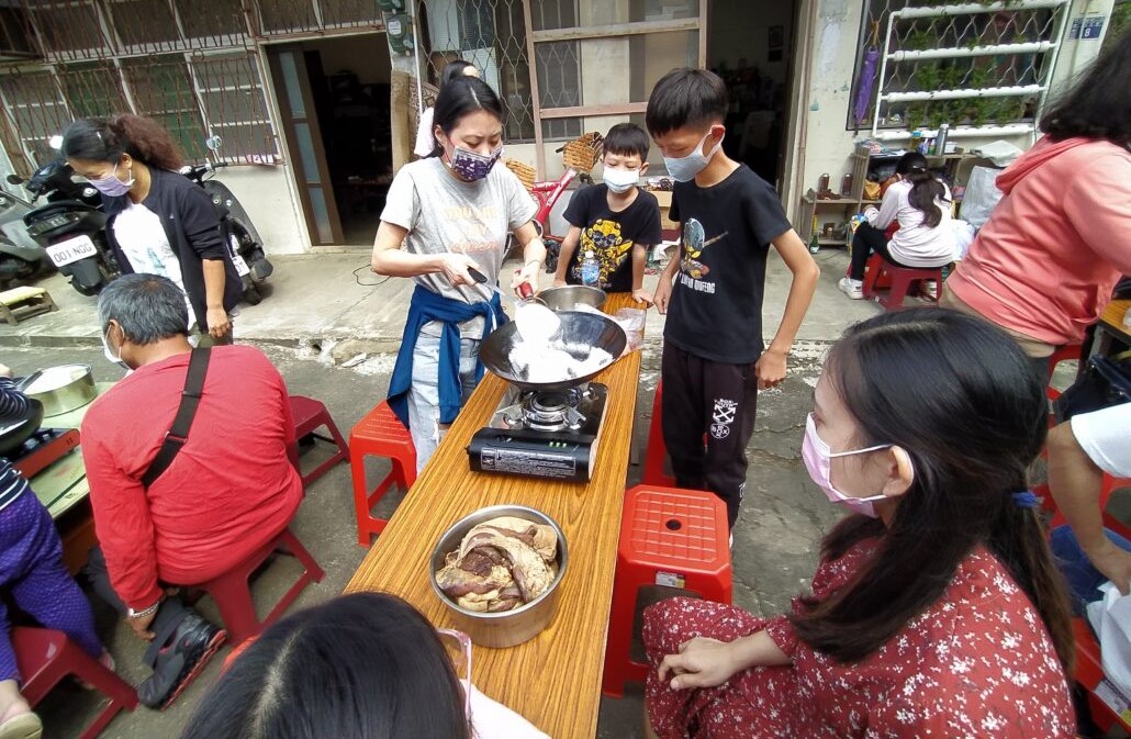 移民署舉辦新住民親子DIY煙燻臘肉。 圖／新竹服務站提供