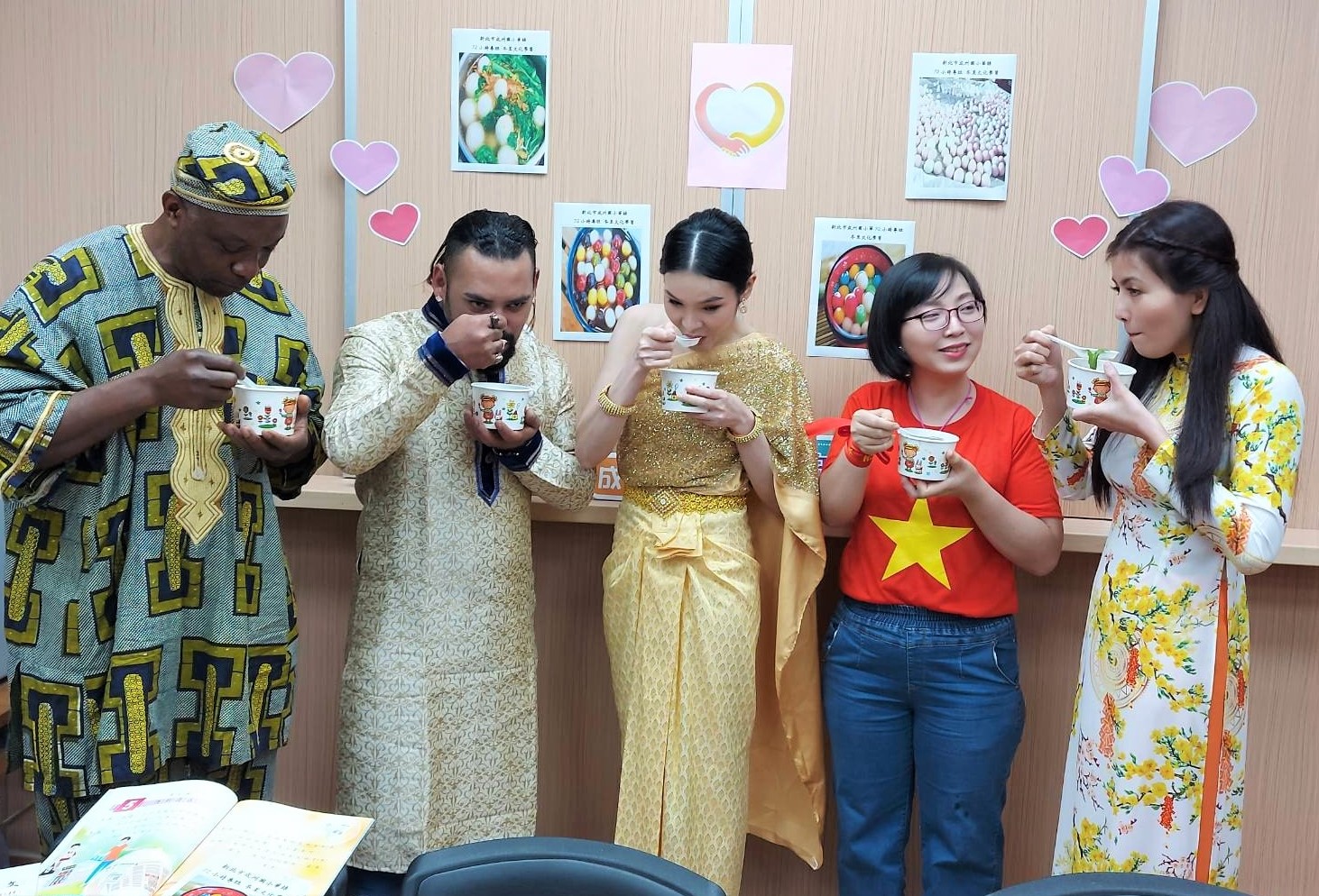 The new immigrants experience the taste of Taiwanese food and new year vibes. (Photo / Provided by the New Taipei City Education Bureau)