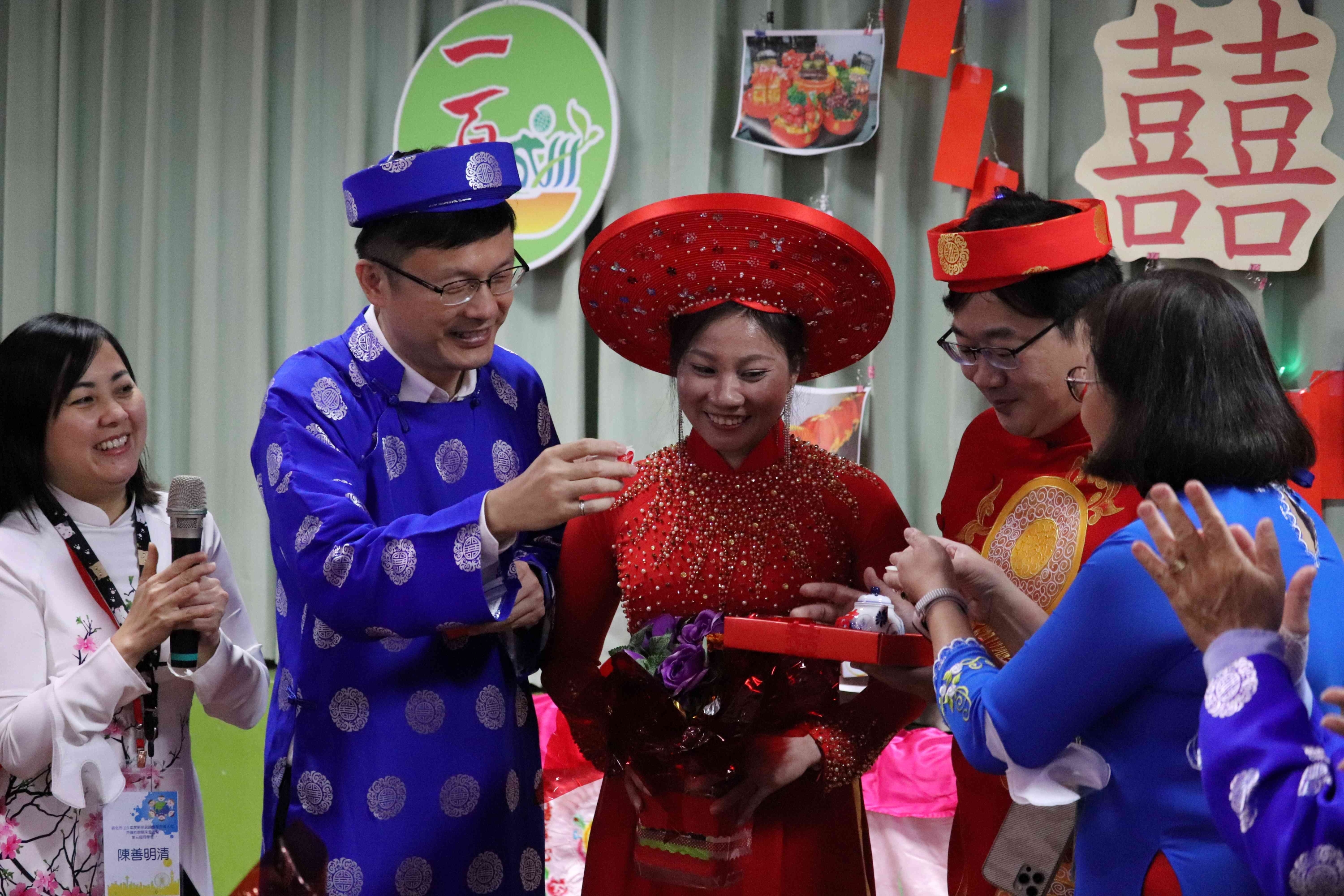 Ông Trương Minh Văn – Cục trưởng Cục Giáo dục Tân Bắc trải nghiệm văn hóa cưới hỏi truyền thống của Việt Nam. (Nguồn ảnh: Cục Giáo dục thành phố Tân Bắc)