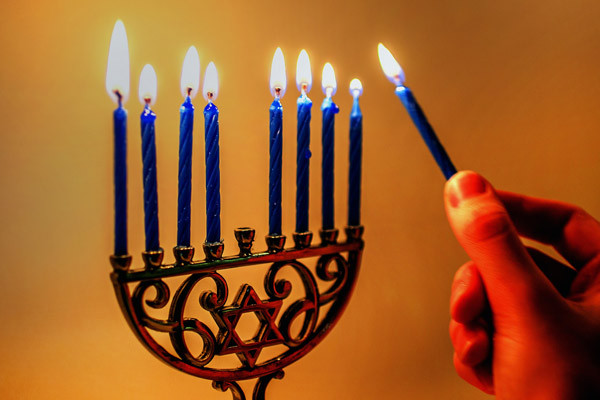 During Hanukkah, people pray to the menorah every night. (Photo / Retrieved from the Pixabay)